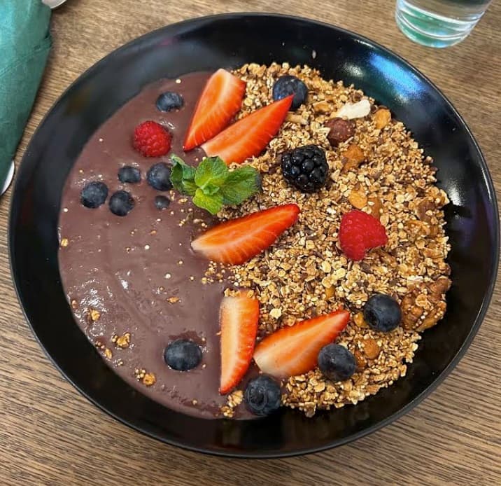 Açaí Bowl mit Granola und Beeren