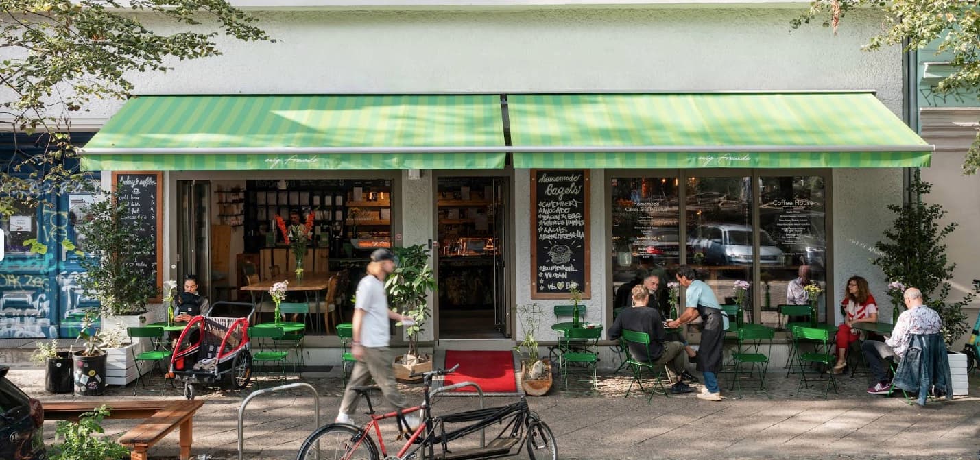 Ewig-Freunde-Café mit grüner Markise in der Raumerstraße